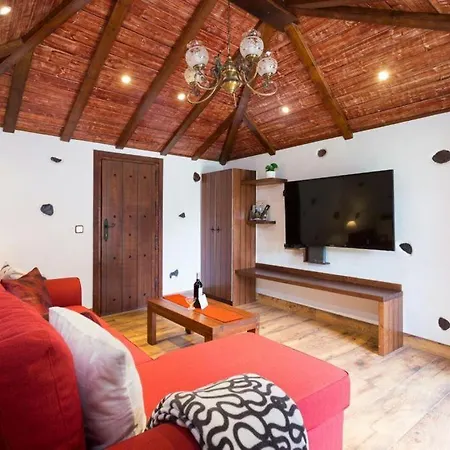 Traditional Canary In Дом отдыха